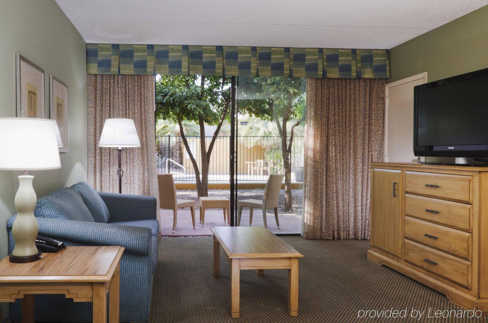 Отель Doubletree By Hilton Tucson-Reid Park Экстерьер фото